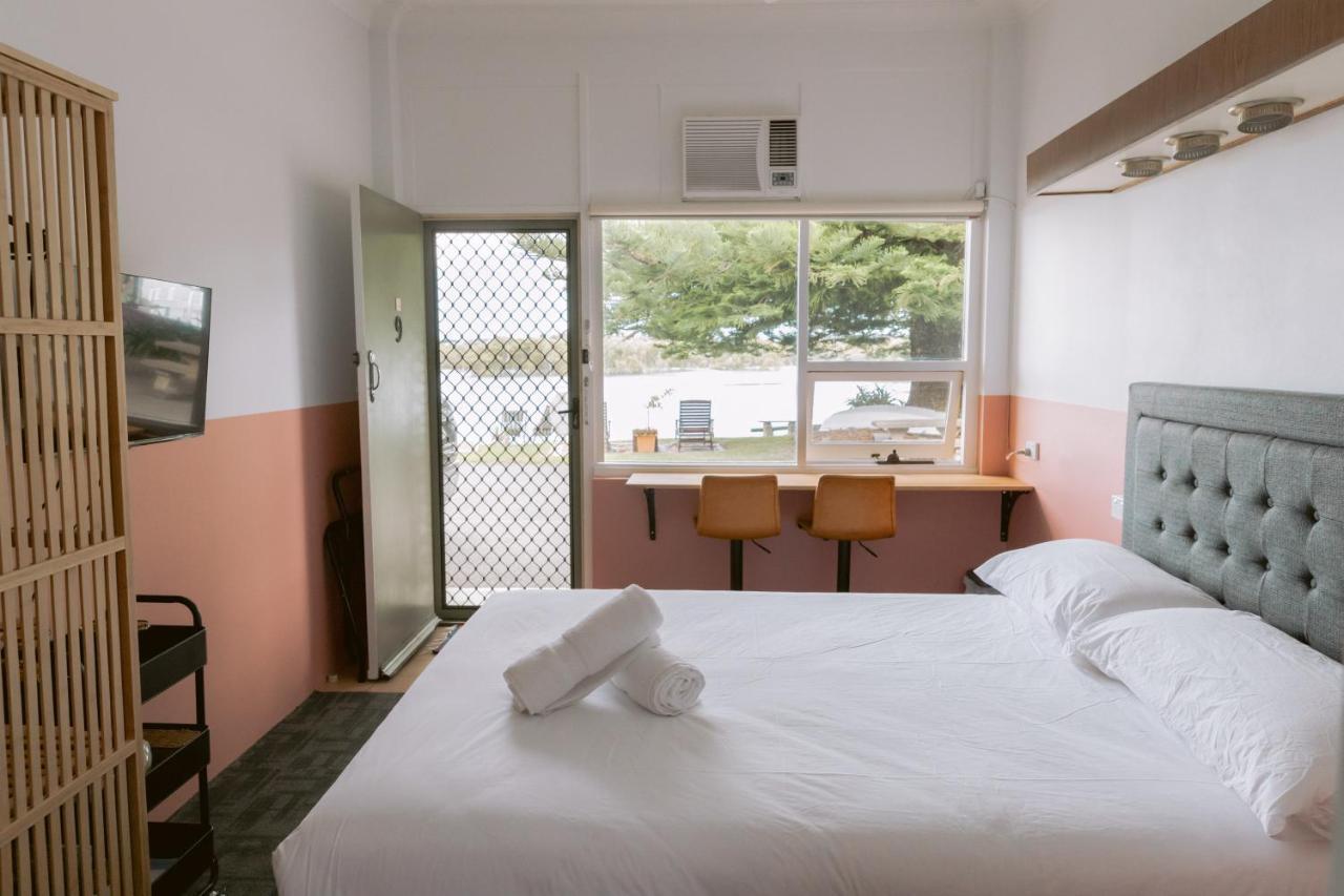 Black Swan Waterfront Motel (Adults Only) スワンジー エクステリア 写真