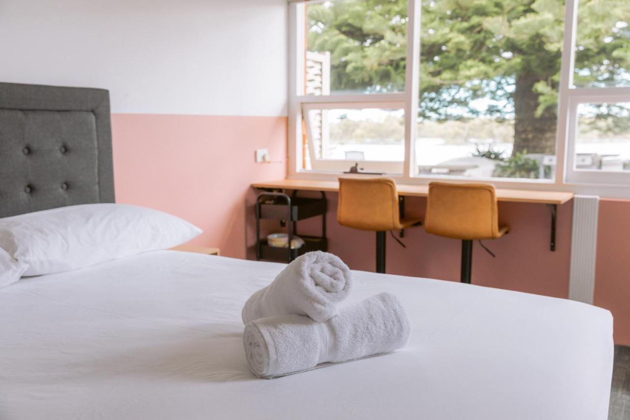Black Swan Waterfront Motel (Adults Only) スワンジー エクステリア 写真